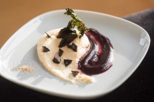 brombeer-chutney-an-mousse-von-geraeuchertem-blumenkohl